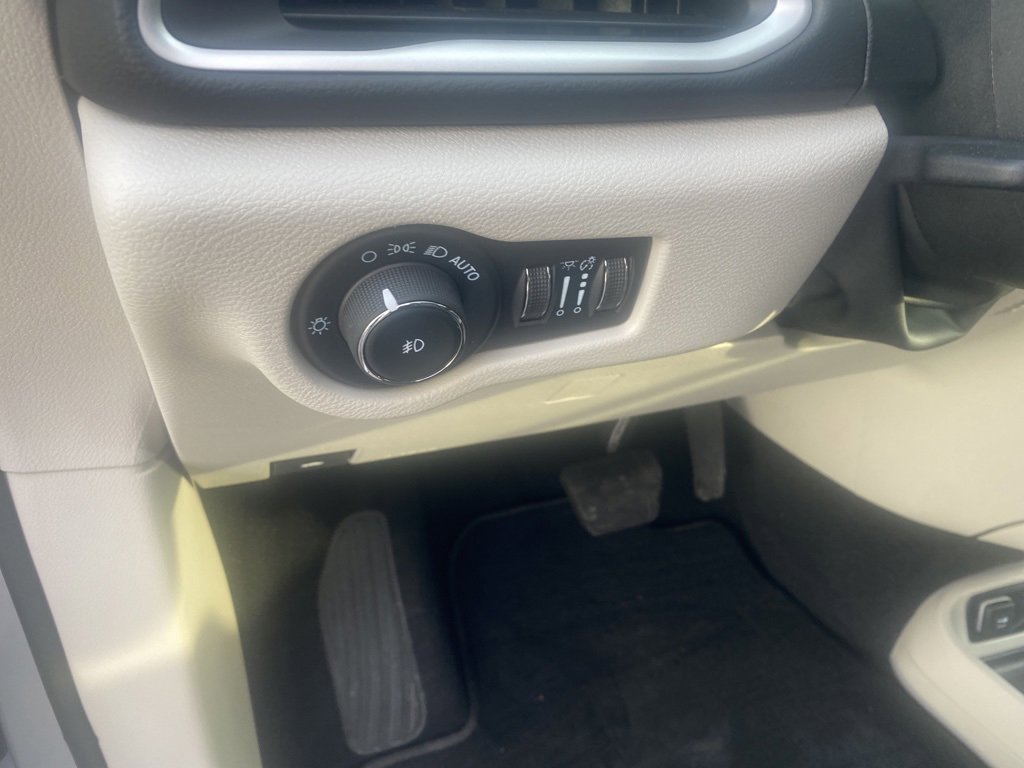 Used 2024 Chrysler Pacifica Touring-L image 7