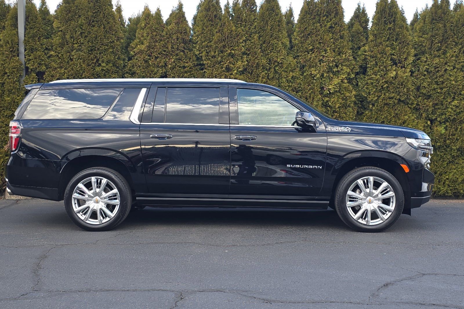 Used 2023 Chevrolet Suburban High Country w/ Advanced Technology Package AWD/4WD image 3
