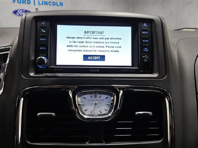 Used 2015 Chrysler Town & Country S FWD image 17