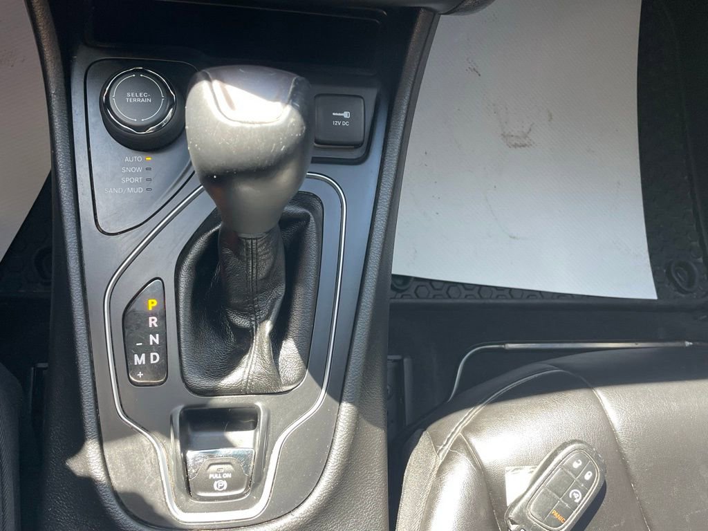 Used 2019 Jeep Cherokee Latitude Plus w/ Cold Weather Group AWD/4WD image 33