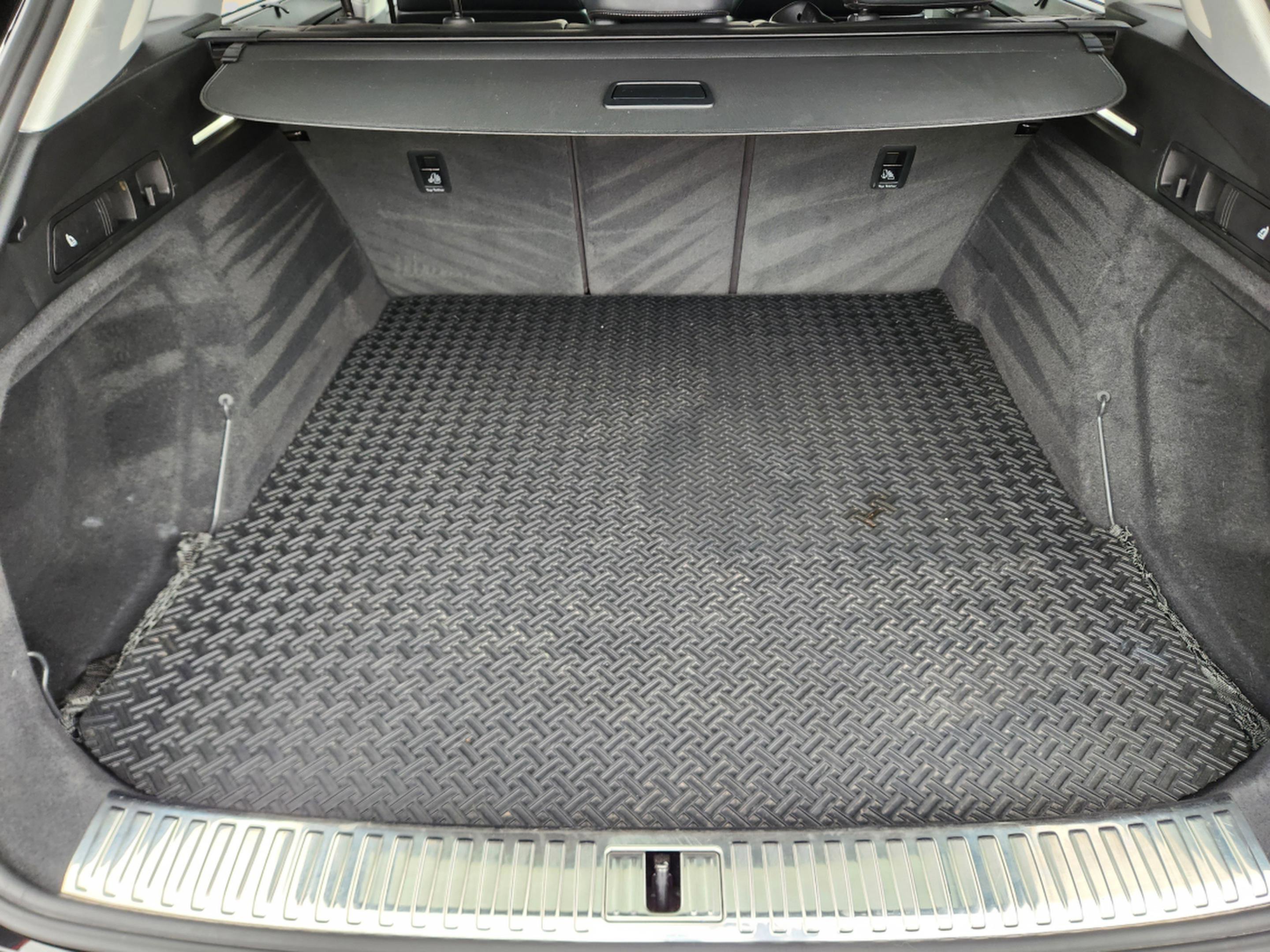 Used 2019 Audi e-tron Prestige w/ Prestige Package image 29