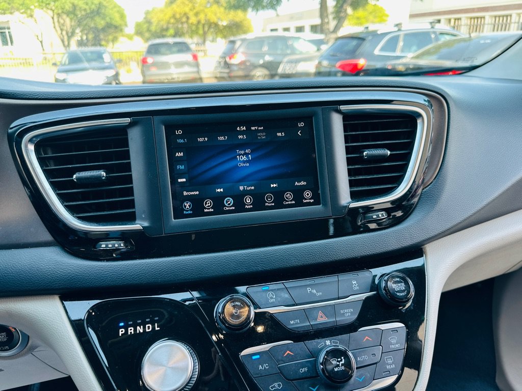 Used 2019 Chrysler Pacifica Touring-L FWD image 17