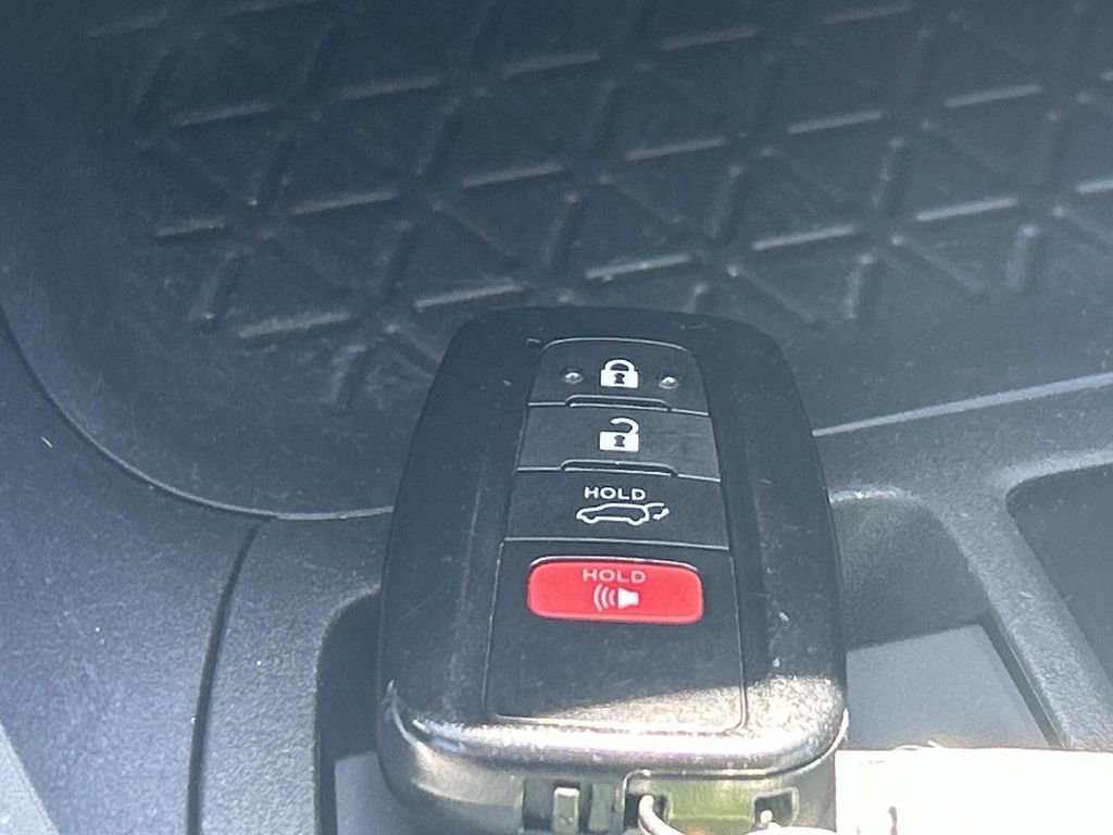 Used 2022 Toyota RAV4 XLE w/ Convenience Package FWD image 36