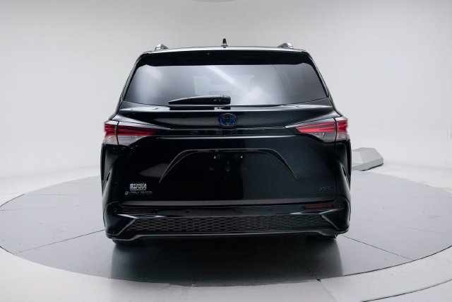 Used 2025 Toyota Sienna XSE w/ XSE Plus Package AWD/4WD image 4