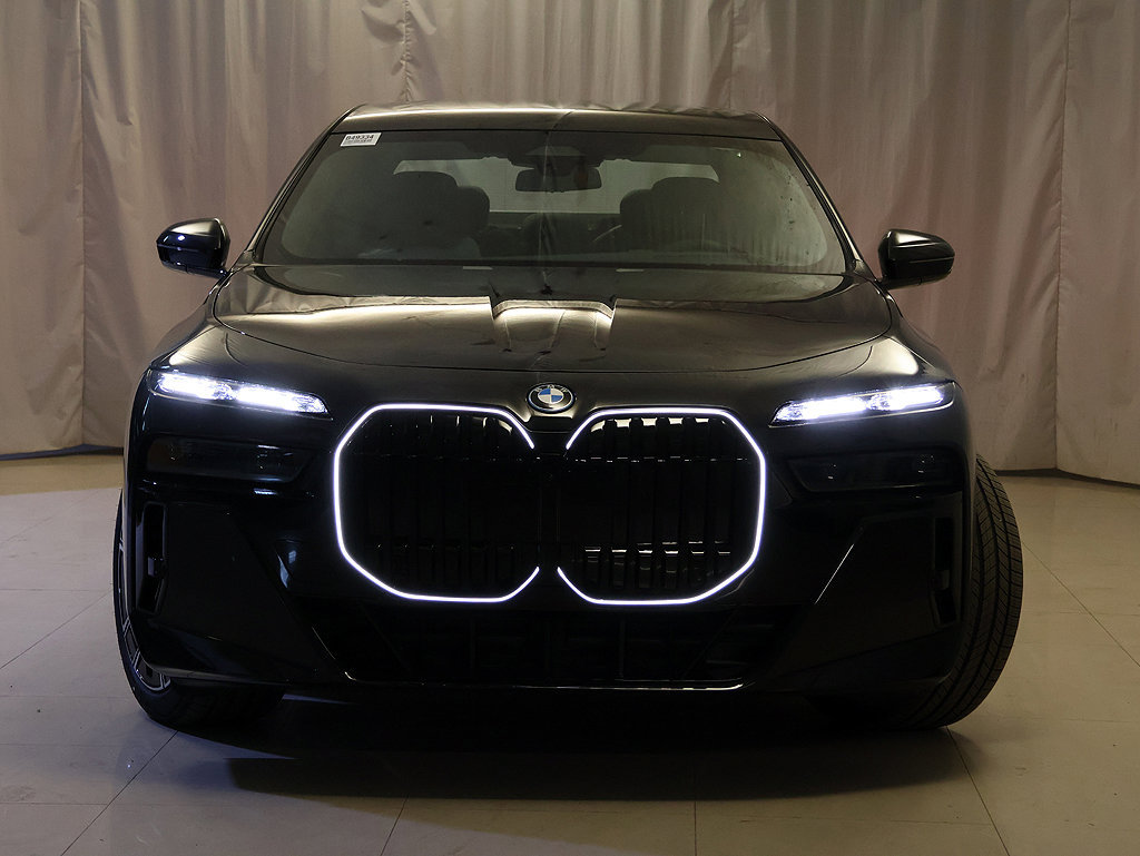 Used 2026 BMW i7 xDrive60 w/ Executive Package AWD/4WD image 3