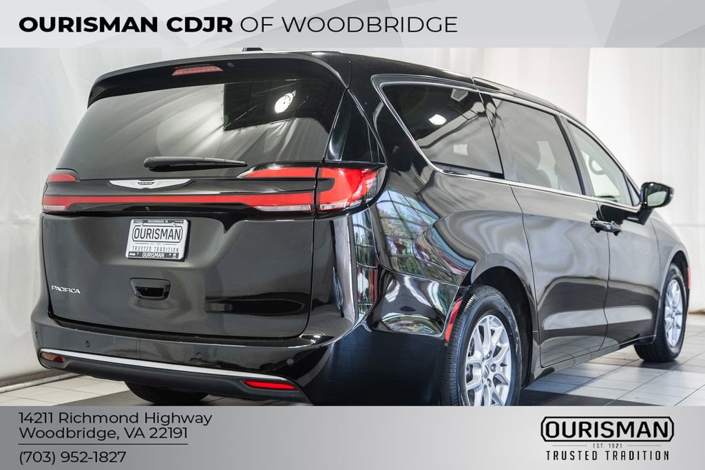 Used 2024 Chrysler Pacifica Touring-L image 5
