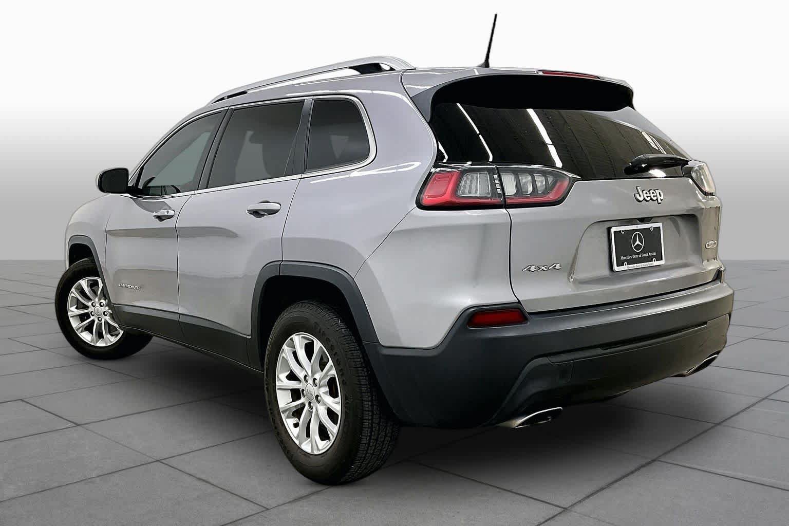 Used 2019 Jeep Cherokee Latitude w/ Cold Weather Group AWD/4WD image 12