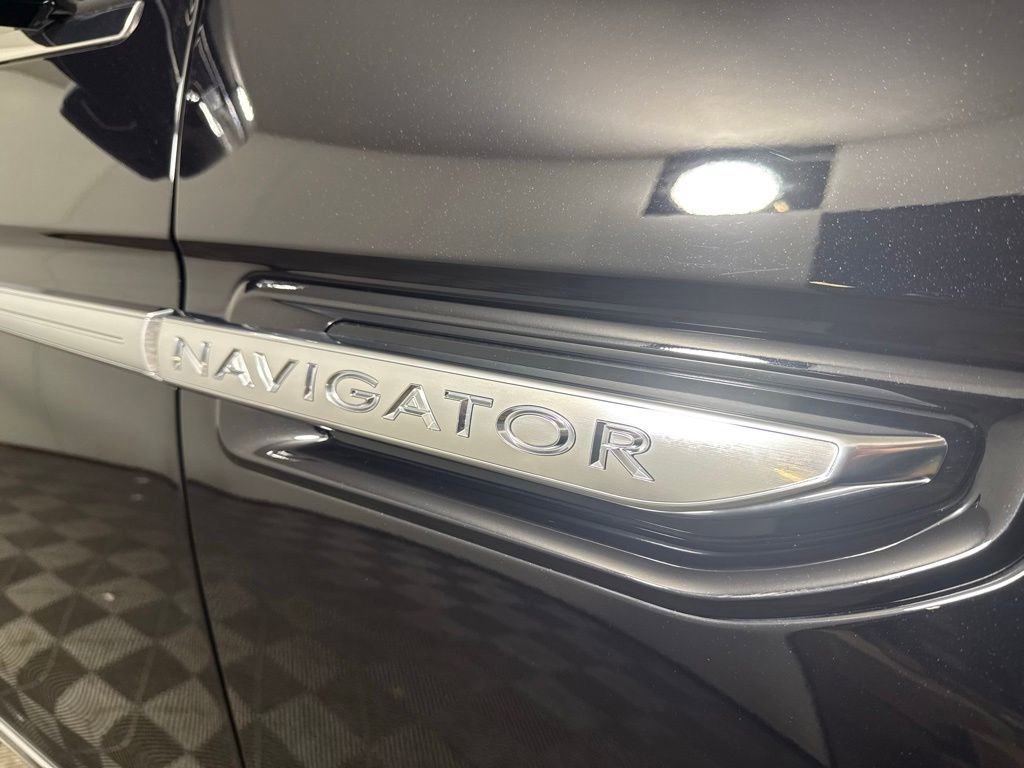 Used 2021 Lincoln Navigator Reserve w/ Luxury Package AWD/4WD image 11