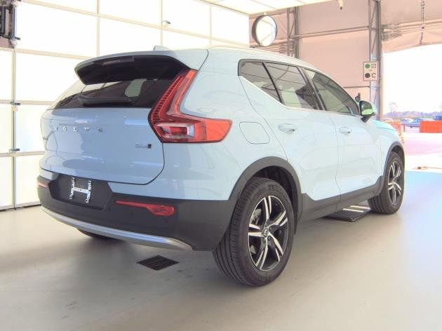 Certified 2025 Volvo XC40 B5 Core AWD/4WD image 4
