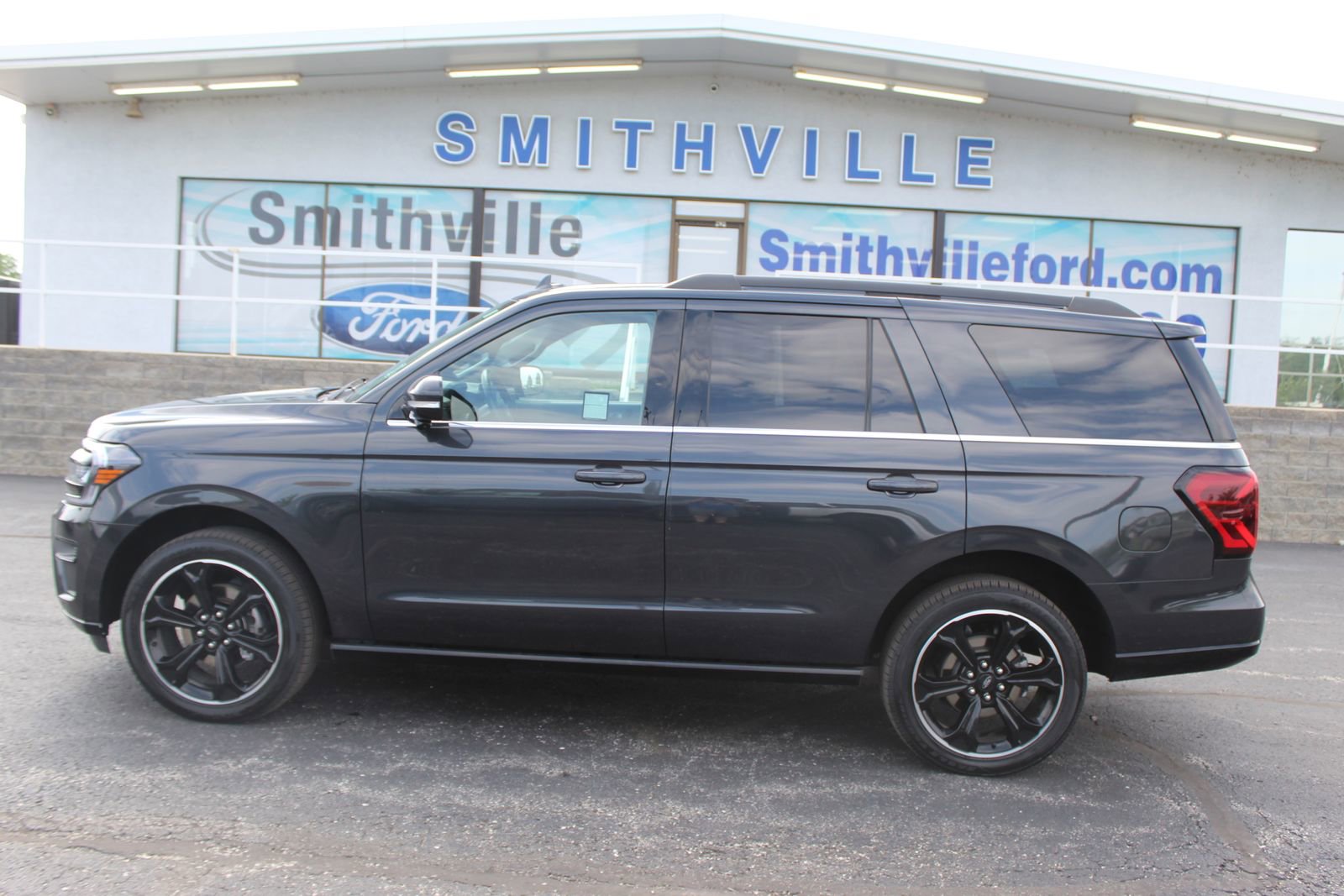 Used 2023 Ford Expedition Limited AWD/4WD image 3