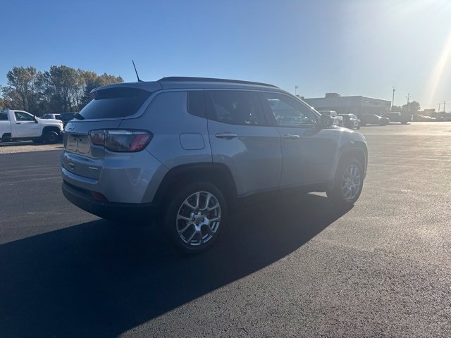 Used 2022 Jeep Compass Latitude w/ Sun and Sound Group AWD/4WD image 7