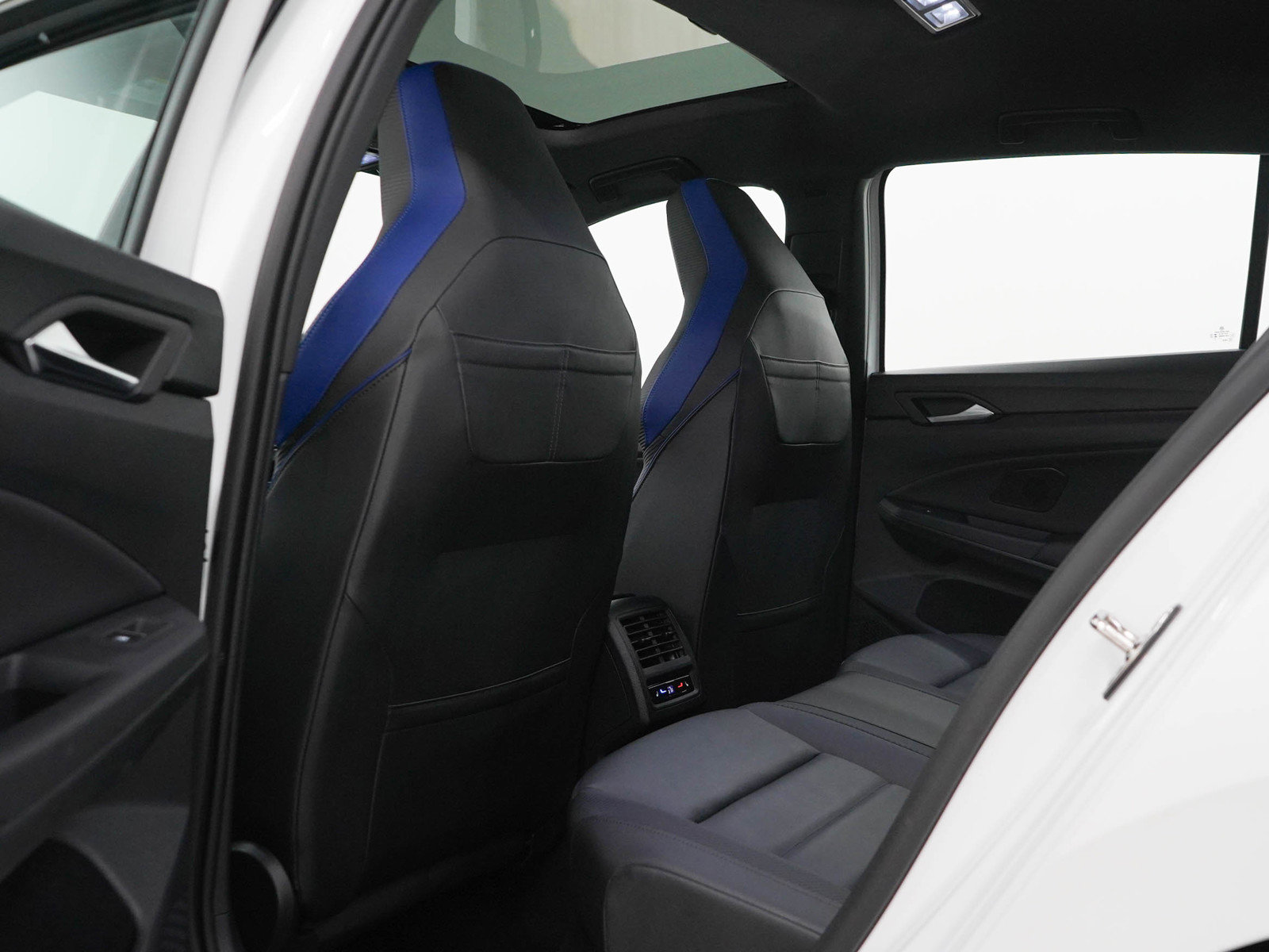 Used 2025 Volkswagen Golf AWD/4WD image 19