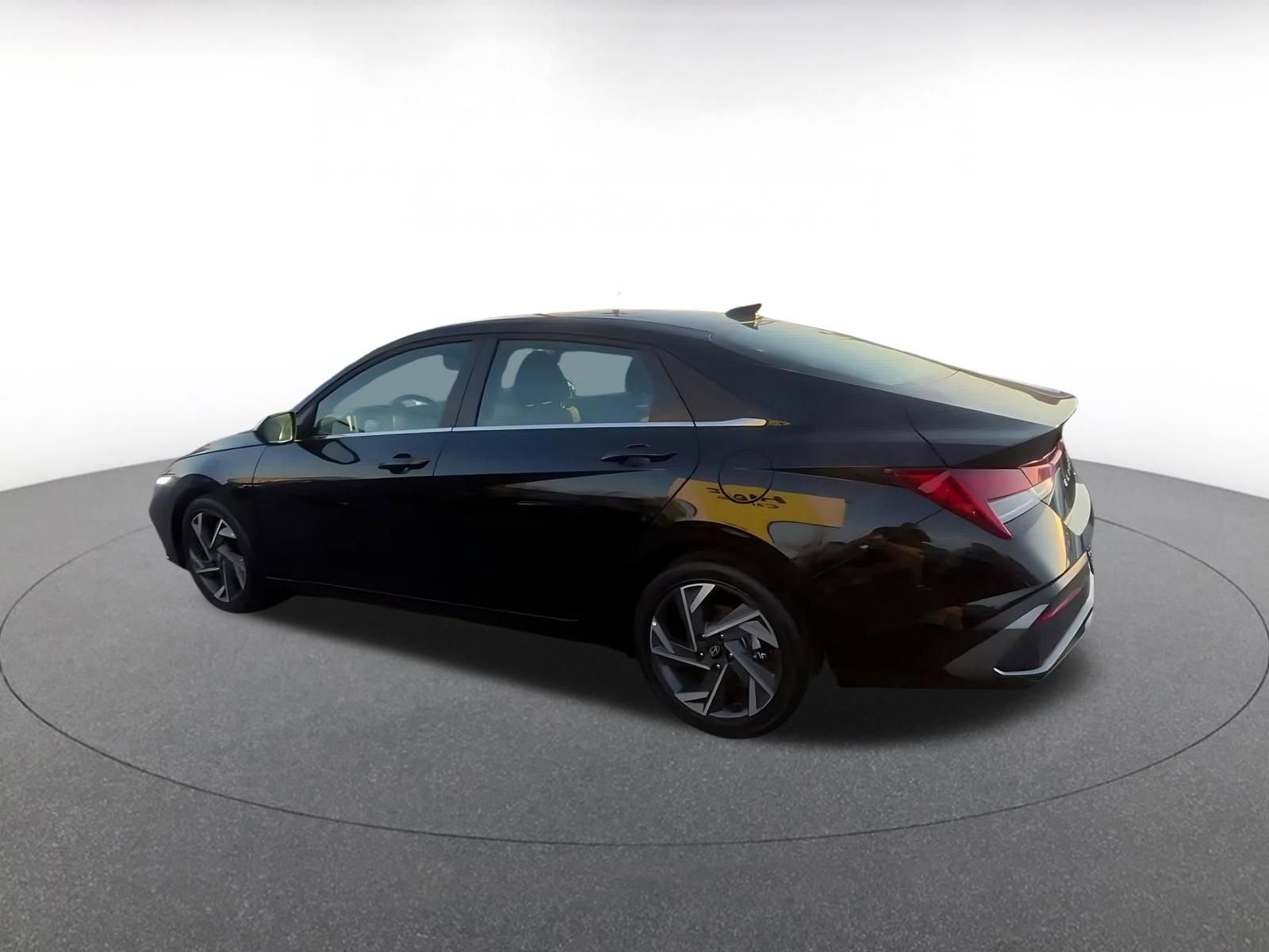 Used 2025 Hyundai Elantra SEL image 10