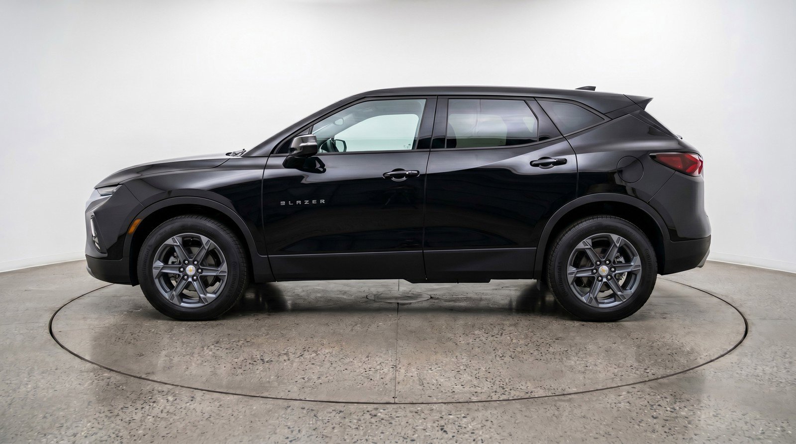 Used 2025 Chevrolet Blazer LT FWD image 3