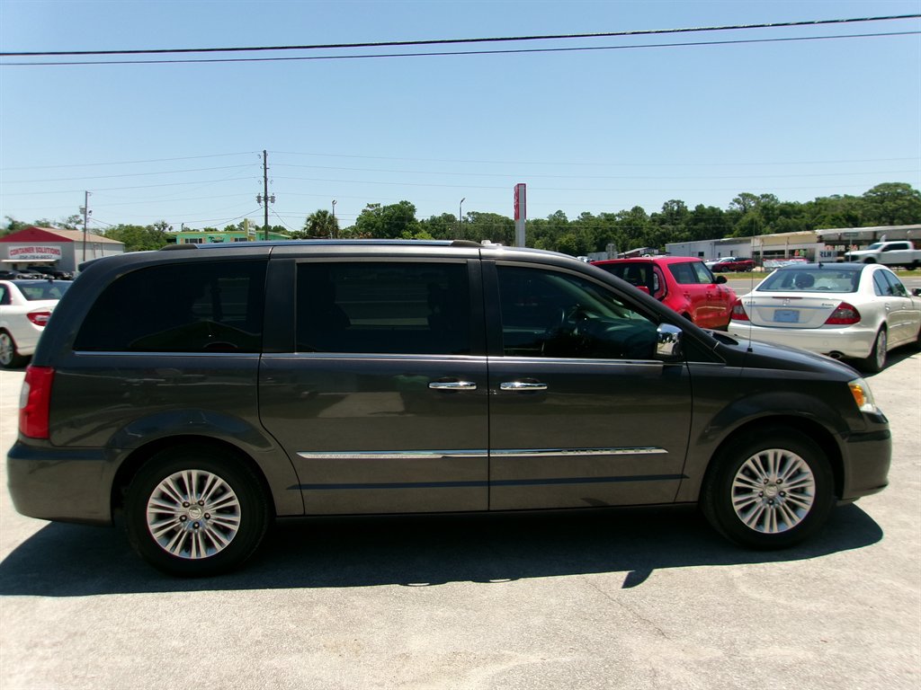 Used 2015 Chrysler Town & Country Limited FWD image 6
