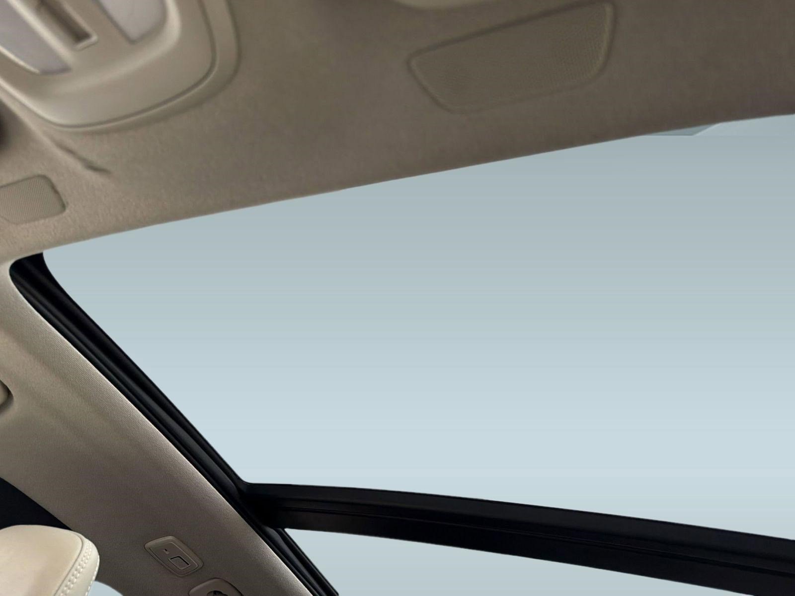 Certified 2023 Volvo XC40 B5 Ultimate w/ Protection Package Premier image 15