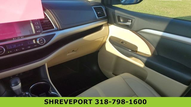 Used 2019 Toyota Highlander XLE FWD image 24