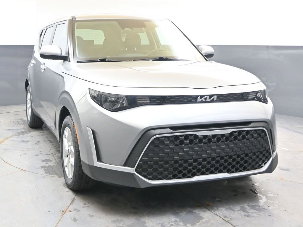 Used 2025 Kia Soul LX w/ LX Technology Package FWD image 8
