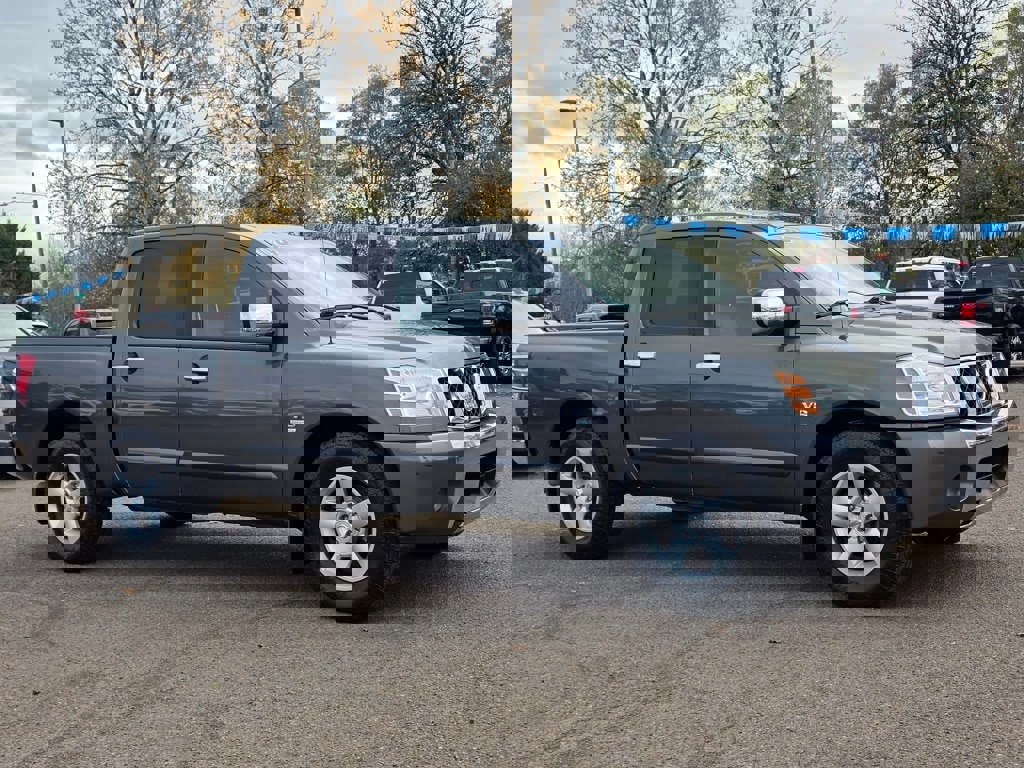 Used 2004 Nissan Titan SE image 25