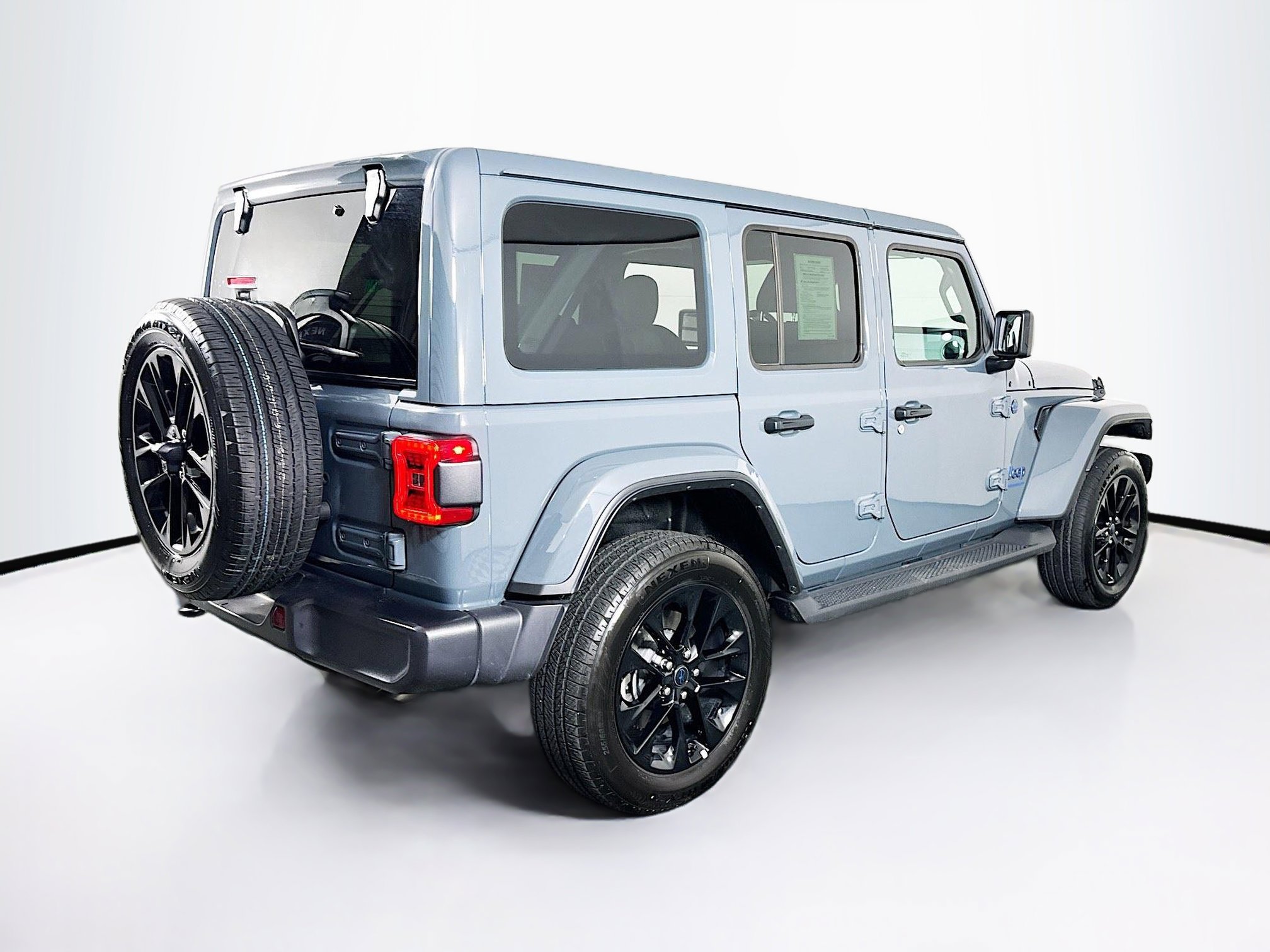 Used 2025 Jeep Wrangler Sahara image 9