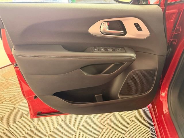 Used 2025 Chrysler Pacifica Limited image 13