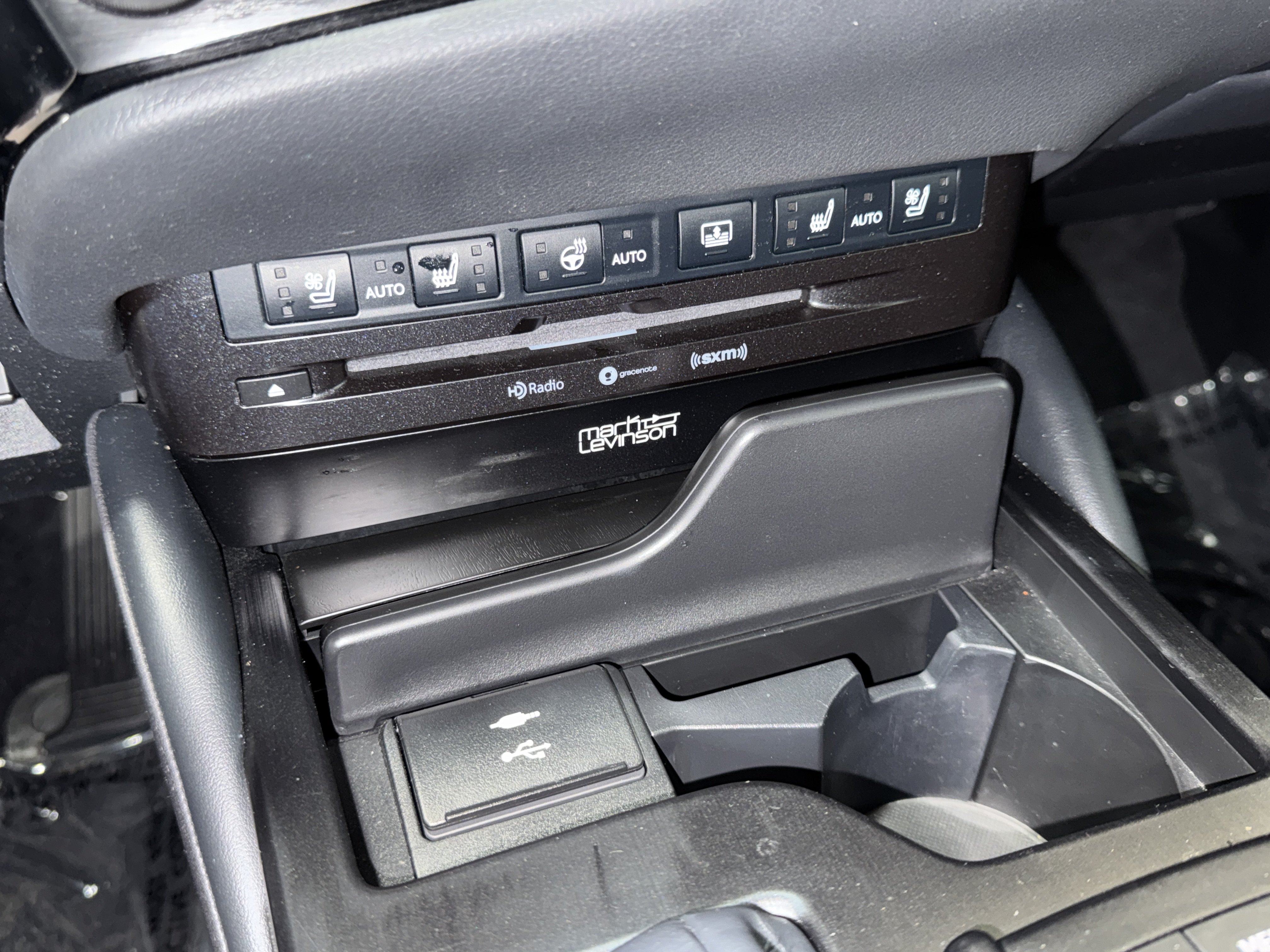 Used 2022 Lexus ES 300h Ultra Luxury w/ Accessory Package 2 FWD image 28