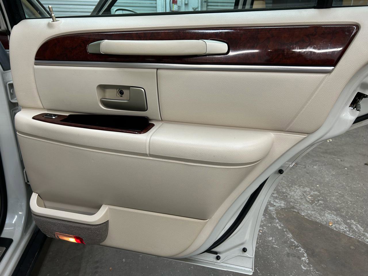 Used 2004 Lincoln Town Car Ultimate RWD image 30