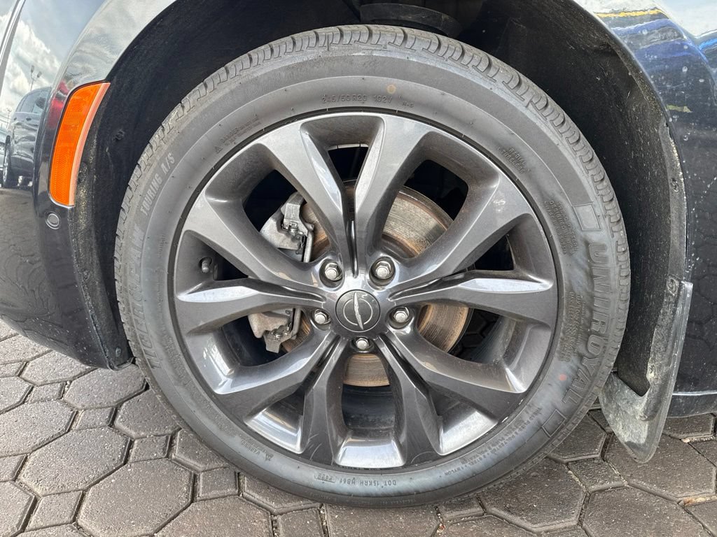 Used 2019 Chrysler Pacifica Limited w/ Advanced Safetytec Group FWD image 14
