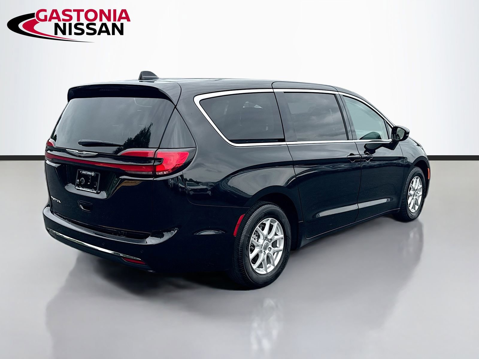 Used 2024 Chrysler Pacifica Touring-L FWD image 9