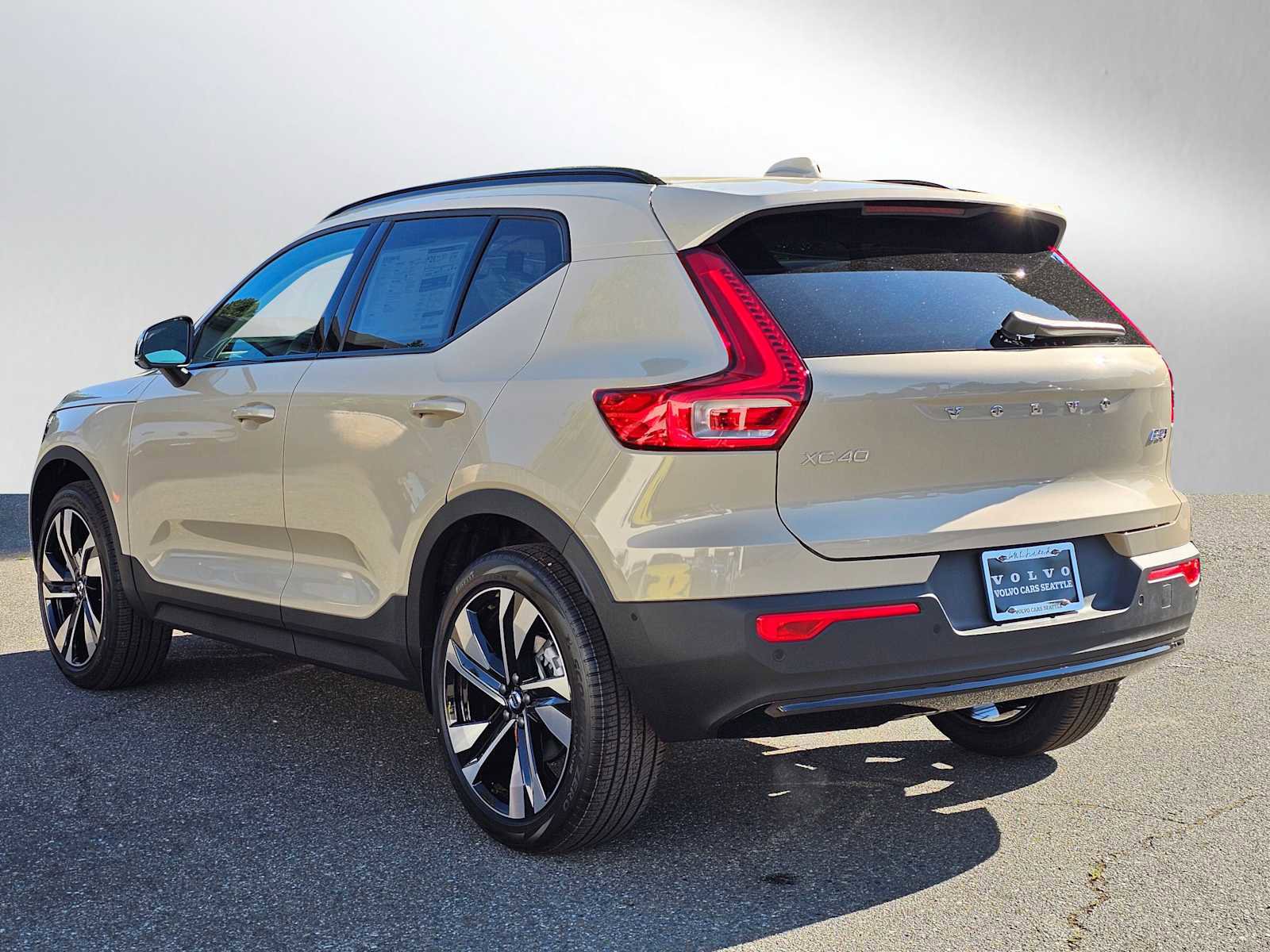 New 2025 Volvo XC40 B5 Plus w/ Climate Package image 5