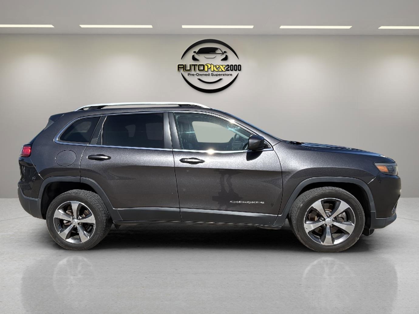 Used 2020 Jeep Cherokee Limited image 3
