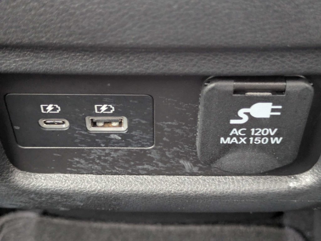 Used 2025 Nissan Pathfinder Platinum w/ Black Appearance Package FWD image 17