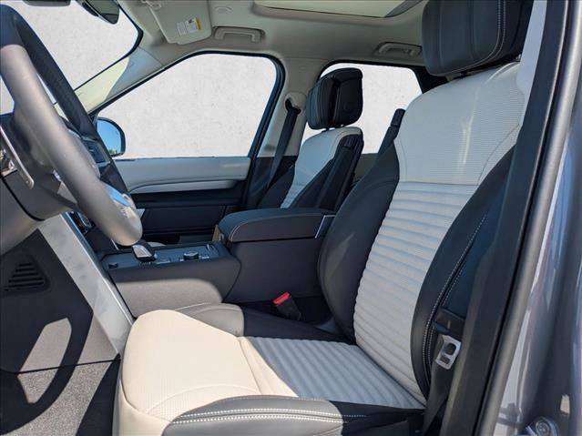 New 2026 Land Rover Discovery Dynamic SE image 4