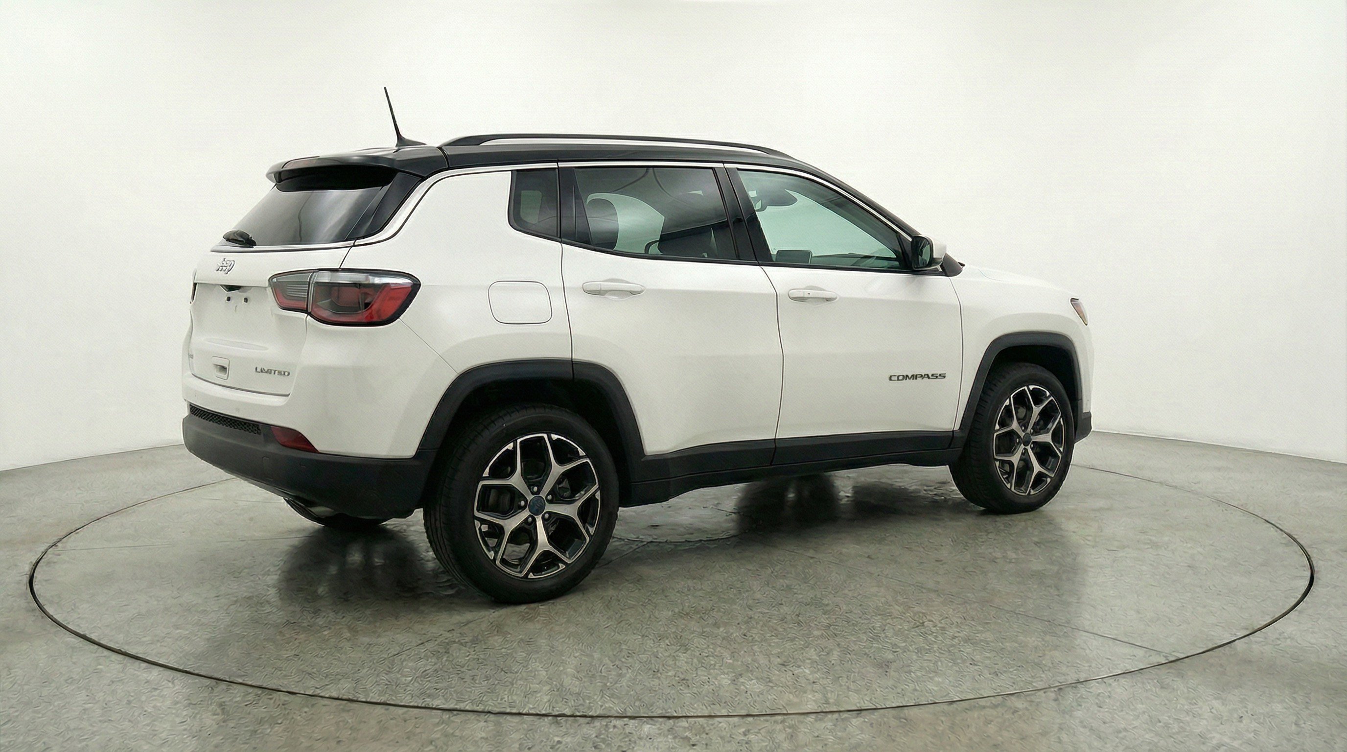Used 2025 Jeep Compass Limited image 9