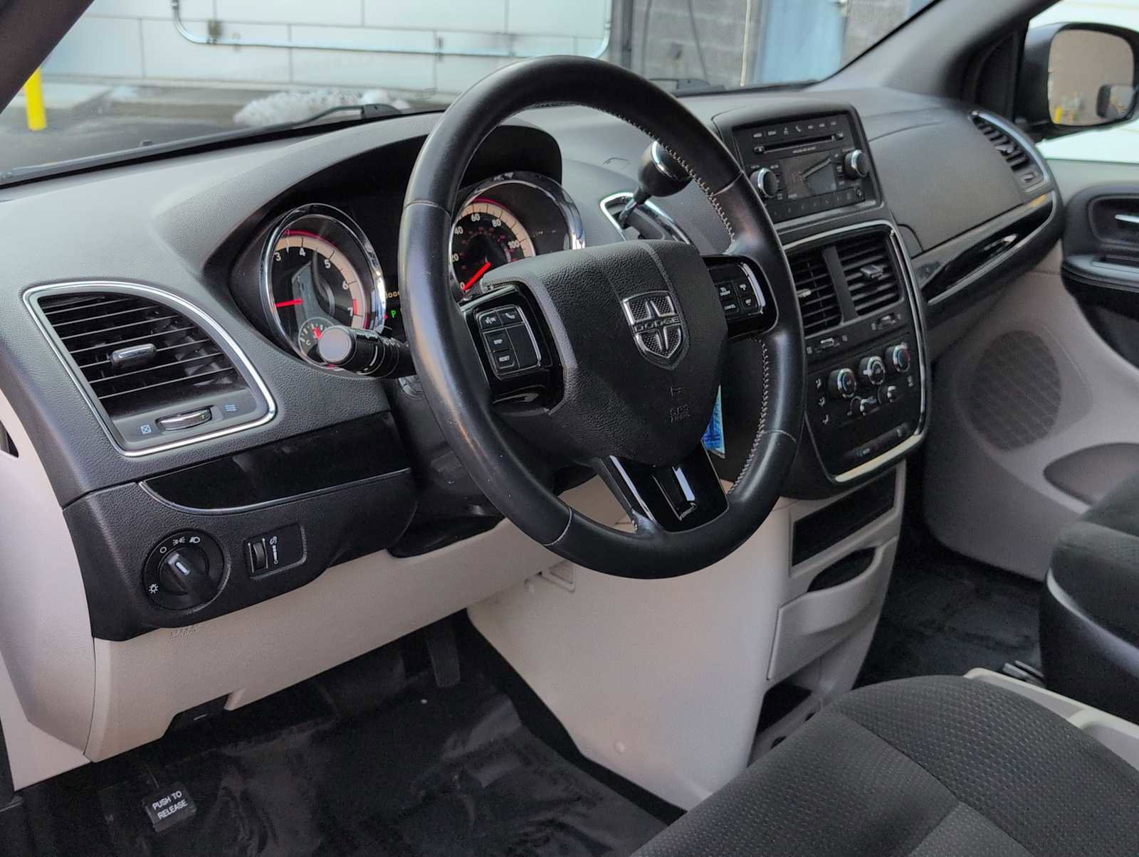 Used 2015 Dodge Grand Caravan SE image 10