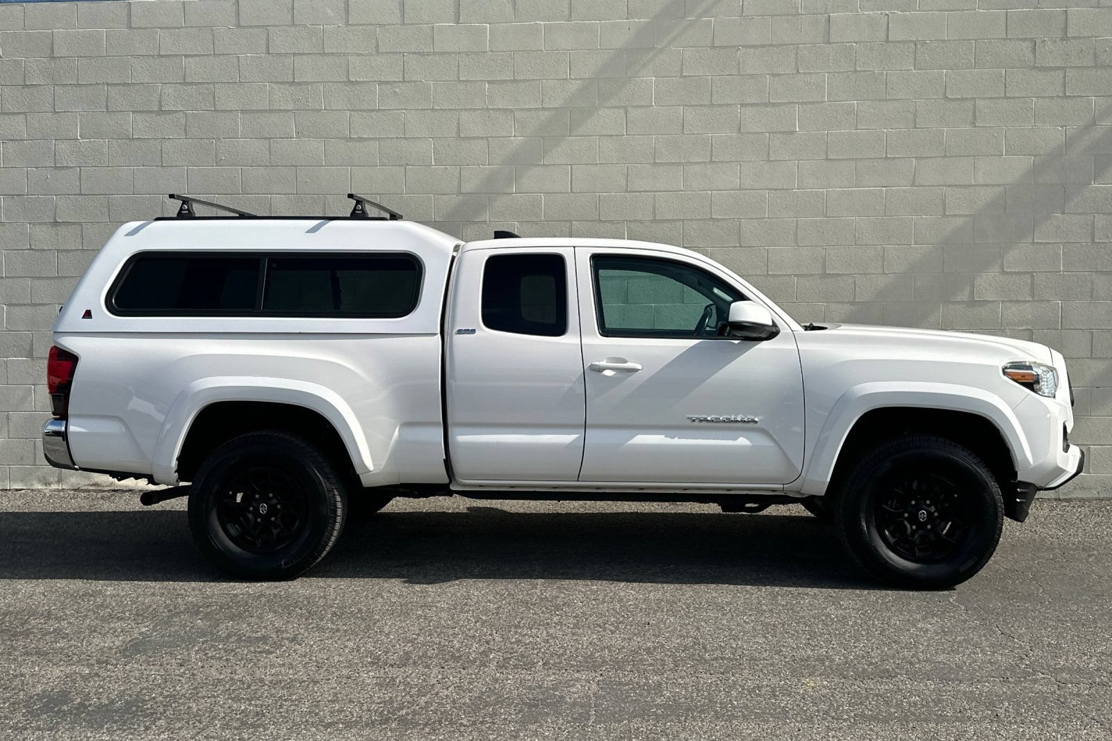 Used 2020 Toyota Tacoma SR5 AWD/4WD image 3