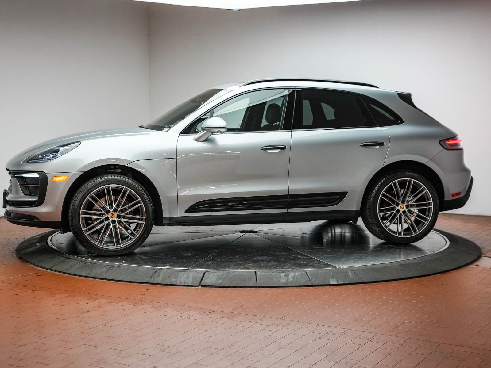 Certified 2025 Porsche Macan image 2