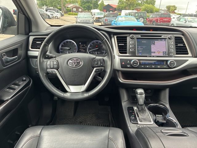 Used 2019 Toyota Highlander XLE AWD/4WD image 23