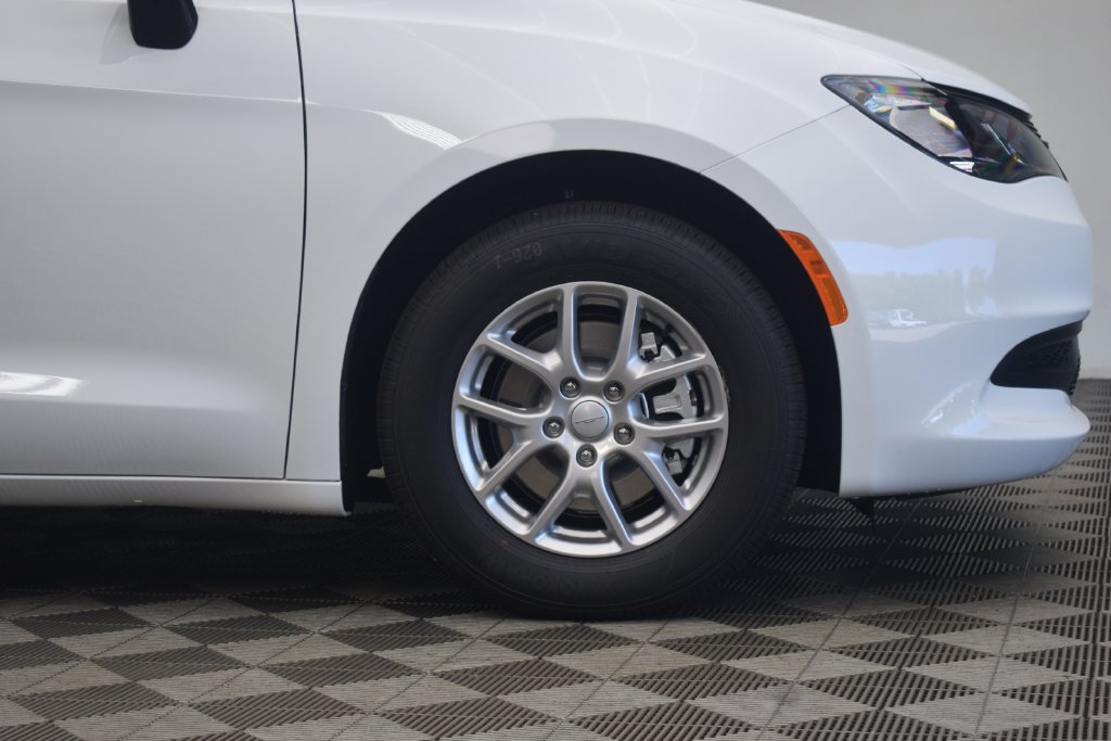 New 2027 Chrysler Pacifica LX FWD image 6