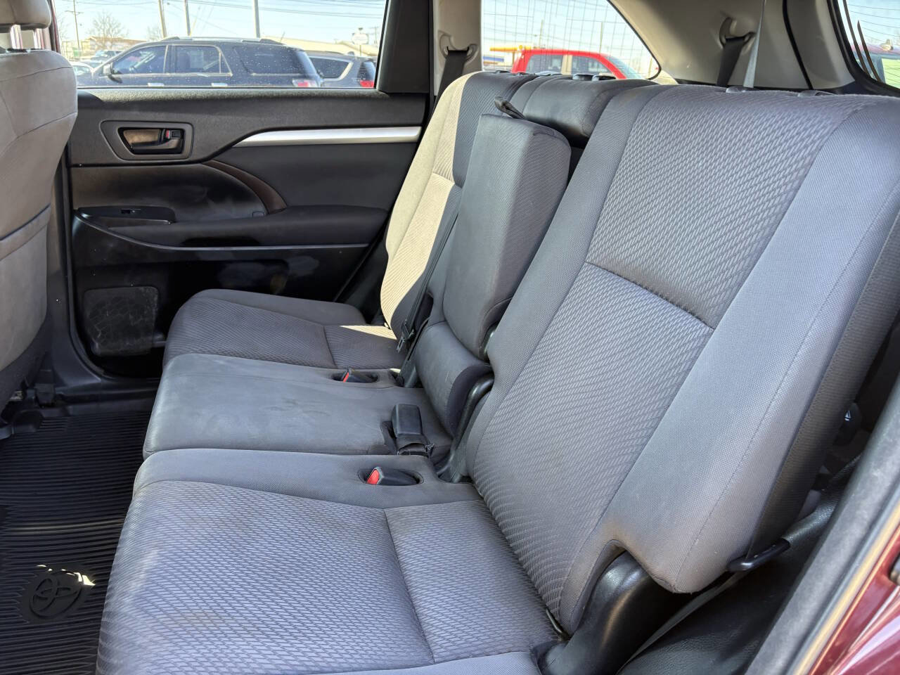 Used 2018 Toyota Highlander LE image 15