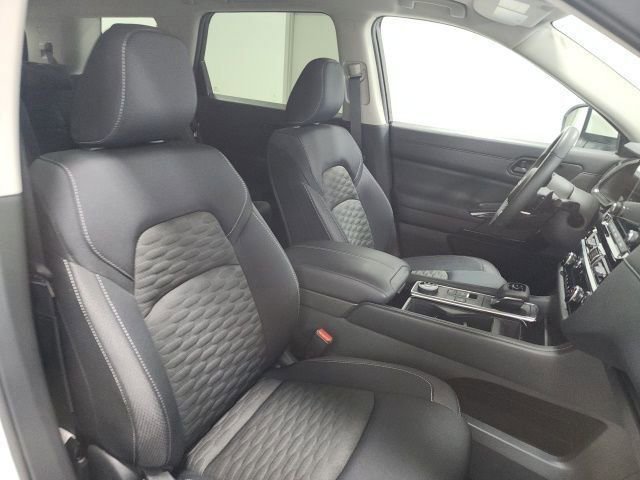 Used 2023 Nissan Pathfinder SV w/ SV Premium Package image 16