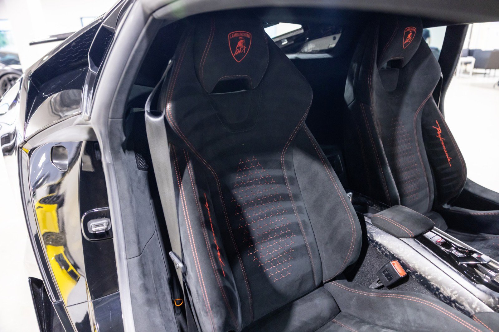 Used 2018 Lamborghini Huracan Performante AWD/4WD image 32