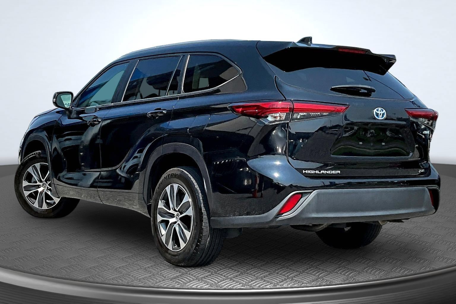 Used 2023 Toyota Highlander XLE FWD image 3