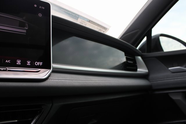 New 2025 Volkswagen Tiguan SE R-Line image 11