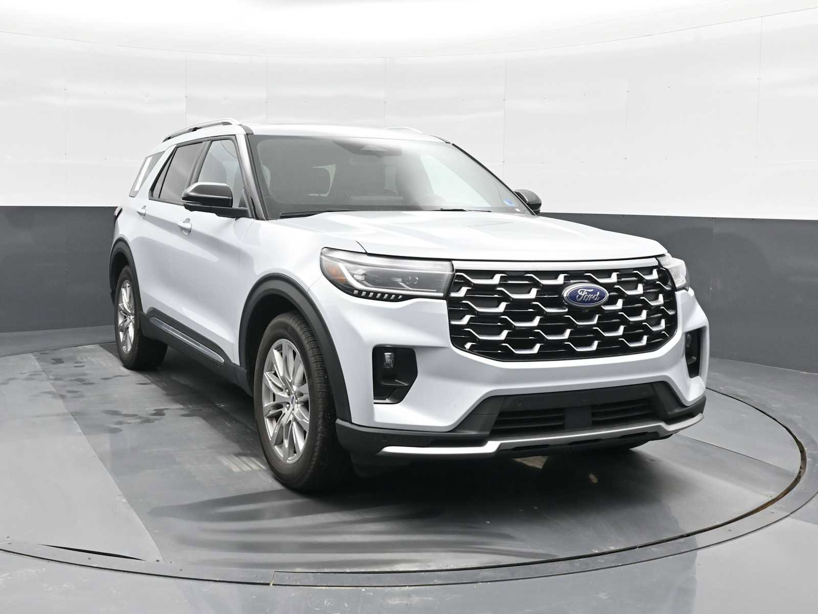 Used 2025 Ford Explorer Platinum image 2