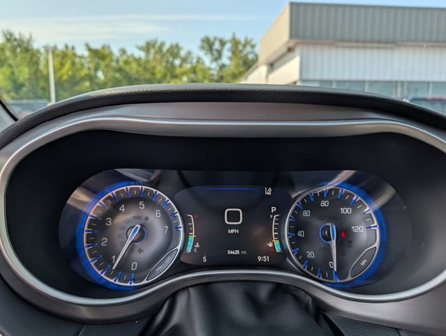 Used 2024 Chrysler Pacifica Touring-L FWD image 23