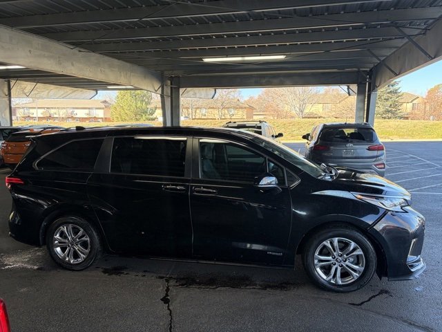 Used 2021 Toyota Sienna XSE image 4