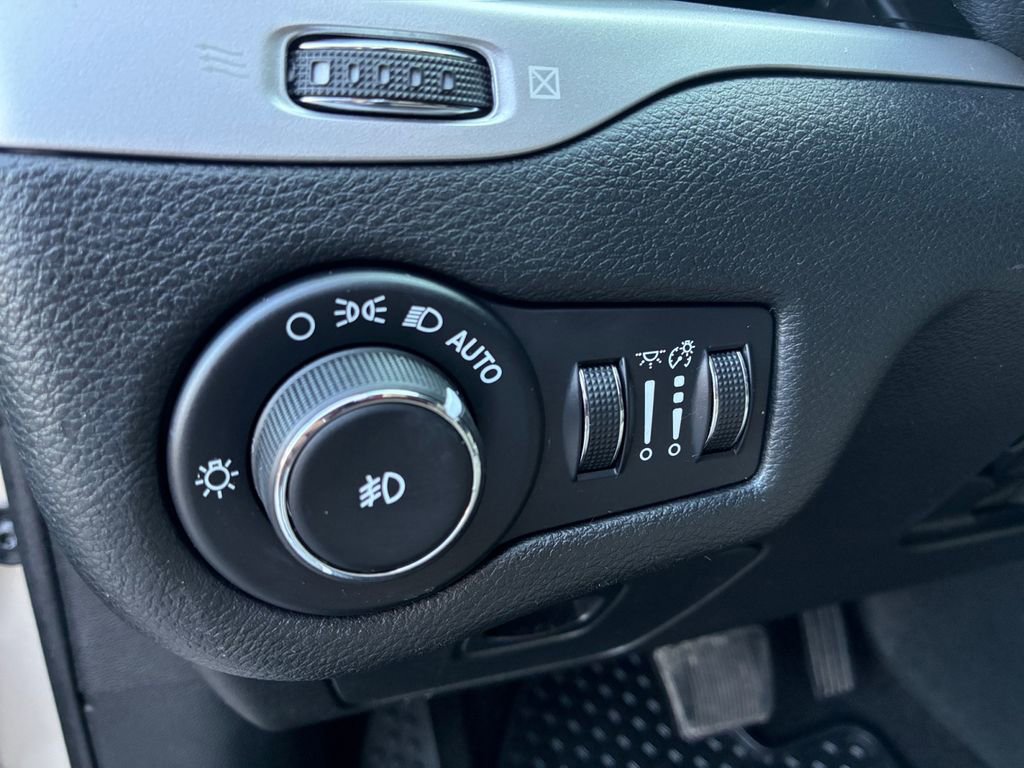 Used 2015 Jeep Cherokee Latitude w/ Cold Weather Group image 7