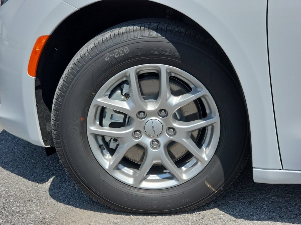 New 2027 Chrysler Pacifica LX FWD image 10