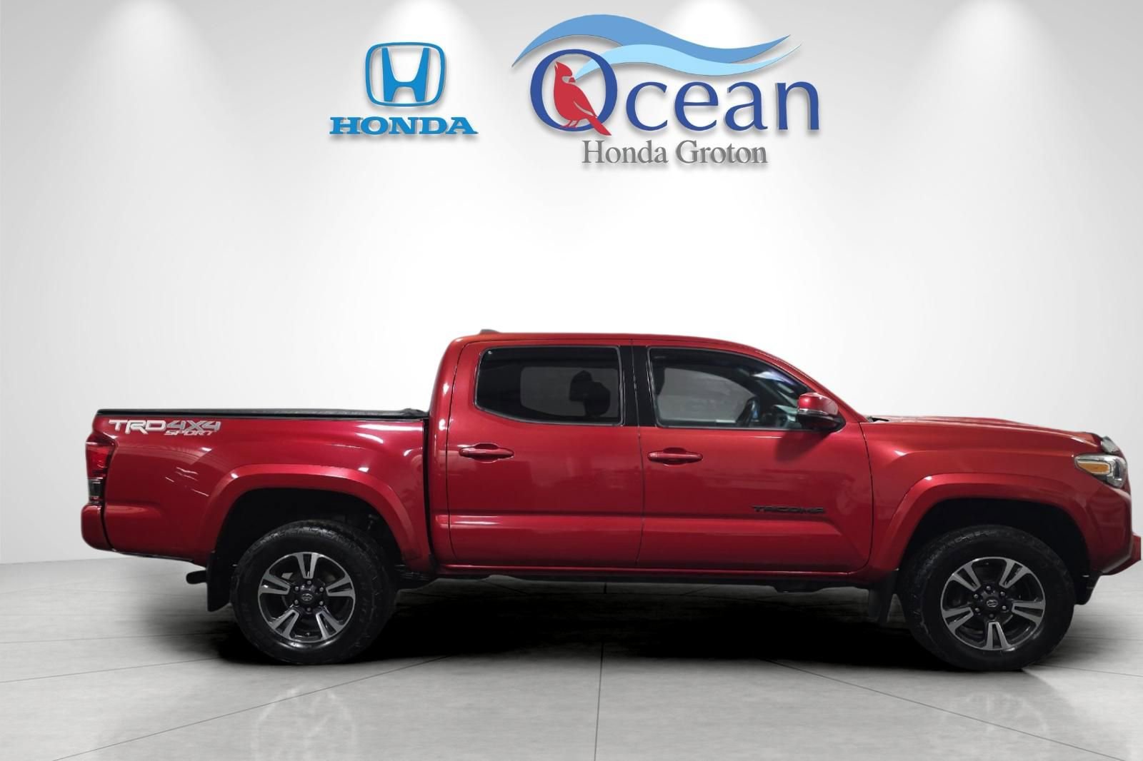 Used 2016 Toyota Tacoma TRD Sport w/ Towing Package image 2